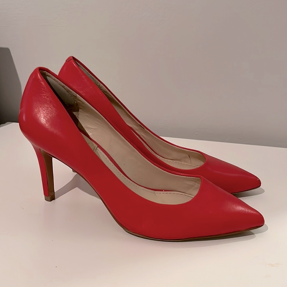 VINCE CAMUTO Ressamae Leather Pump Heel (in Tango Red - Size 6)